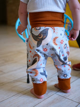 Charger l&#39;image dans la galerie, Pantalon évolutif Moon &amp; Whales
