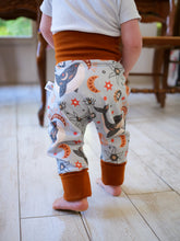 Charger l&#39;image dans la galerie, Pantalon évolutif Moon &amp; Whales
